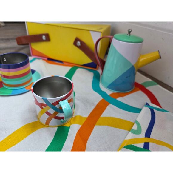 Lovevery Pinkies Up Picnic Set Tea Set - Picture 4 of 6